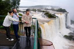 　イグアスの滝を視察される秋篠宮家の次女佳子さま＝１５日、ブラジル・フォスドイグアス（共同）