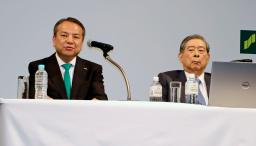 　記者会見する三井住友フィナンシャルグループの中島達社長（左）とＳＢＩホールディングスの北尾吉孝会長兼社長＝１６日午前、東京都港区