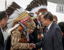 　１５日、カナダ・カルガリー国際空港に到着し、出迎えを受ける石破首相（カナダ通信・ＡＰ＝共同）