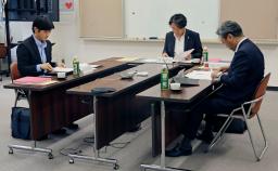 　佐賀県吉野ケ里町役場で初会合に臨む第三者委員会のメンバー＝１６日午前