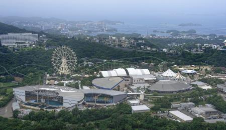 　和歌山県白浜町のレジャー施設「アドベンチャーワールド」。奥は白浜町市街地＝１６日午後０時５４分（共同通信社ヘリから）
