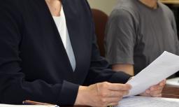 　法務省に申し入れ後、記者会見する金沢刑務所に勤務していた医師（手前）＝１６日午後、東京・霞が関の司法記者クラブ