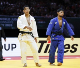 　男子８１キロ級２回戦でウズベキスタン選手（右）に敗れた永瀬貴規＝ブダペスト（共同）