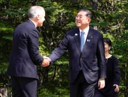 　Ｇ７サミット会場のカナダ西部カナナスキスで、カナダのカーニー首相（左）の出迎えを受ける石破首相＝１６日（共同）