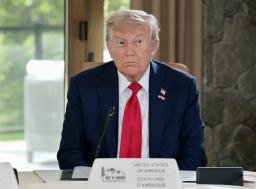 　Ｇ７サミットの討議に臨むトランプ米大統領＝１６日、カナダ西部カナナスキス（代表撮影・共同）