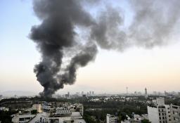 　イスラエル軍による攻撃を受け、黒煙を上げるイラン国営テレビ本部＝１６日、テヘラン（共同）