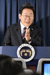 　Ｇ７サミットの開催地、カナダへ向かう韓国の政府専用機内で、記者団の質問に答える李在明大統領＝１６日（聯合＝共同）