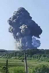 　１６日、爆発が発生した中国湖南省常徳市臨レイ県の花火製造工場から立ち上る黒煙として「微博（ウェイボ）」に投稿された画像（共同）