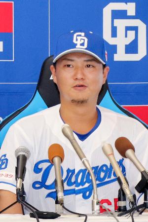 　西武から金銭トレードで中日に加入し、入団記者会見をする佐藤＝１７日、バンテリンドーム