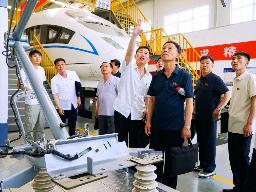 　中国天津市で、高速鉄道について研修を受ける北朝鮮鉄道省の代表団＝１１日（天津鉄道職業技術学院の微信（ウィーチャット）公式アカウントから、共同）