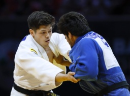 　男子９０キロ級２回戦　ウズベキスタン選手（右）と対戦する村尾三四郎＝ブダペスト（共同）