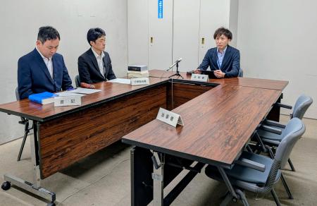 　聴聞の手続きに臨む国交省関東運輸局の担当者＝１８日午前、横浜市中区
