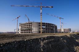 　１月、建設中のミラノ・コルティナ冬季五輪のホッケー会場（ＡＰ＝共同）