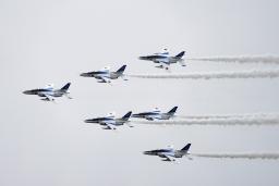 　開幕前に大阪・関西万博の会場上空を予行飛行するブルーインパルス＝４月