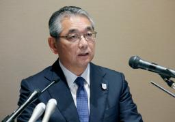 　記者会見するＪＲ西日本の倉坂昇治社長＝１８日午後、大阪市北区