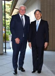 　ドイツのシュタインマイヤー大統領を出迎えられる天皇陛下＝１８日午後、皇居・御所（代表撮影）