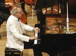 　ピアノを演奏するアルフレート・ブレンデルさん＝２００６年、スイス（ＡＰ＝共同）