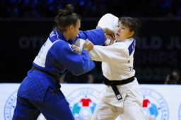 　女子７８キロ級３位決定戦　スロベニア選手（左）を攻める池田紅＝ブダペスト（共同）