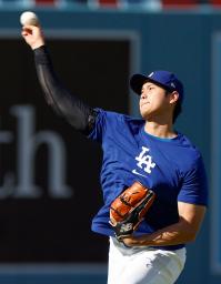 　キャッチボールするドジャース・大谷＝ロサンゼルス（共同）
