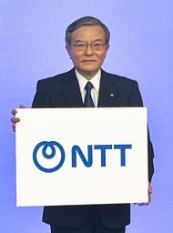 　正式な社名を「日本電信電話」から「ＮＴＴ」に変更すると発表した島田明社長＝５月、東京都千代田区