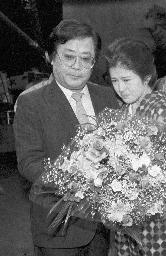 　１９８５年９月、ＮＨＫ連続テレビ小説「澪つくし」の撮影が終了し、主演の沢口靖子さん（右）に花束を渡すジェームス三木さん＝東京都渋谷区