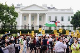 　ワシントンのホワイトハウス前で行われた、イラン系米国人らによる抗議デモ＝１８日（共同）