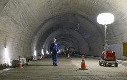 　舗装が完了し、報道公開された国道２４９号「中屋トンネル」の内部＝４月、石川県輪島市