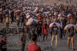 　米国とイスラエル主導の食料配給の拠点に集まるパレスチナ人ら＝１７日、ガザ北部ガザ市（ゲッティ＝共同）