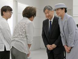 　原爆資料館で、被爆者や伝承者と懇談される天皇、皇后両陛下＝１９日午後、広島市（代表撮影）