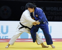 　女子７８キロ超級決勝　韓国の金荷倫（左）と対戦する新井万央＝ブダペスト（共同）