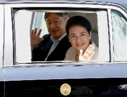 　手を振られる天皇、皇后両陛下＝１９日