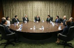　金融政策決定会合に臨む日銀の植田総裁（中央）ら＝５月１日、日銀本店