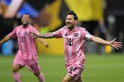 　ポルト戦の後半、決勝ゴールを決め喜ぶマイアミのメッシ（右）＝１９日（ゲッティ＝共同）