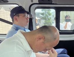　送検される相沢崇文容疑者＝２０日午前、埼玉県警上尾署
