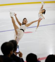 　スケートリンク「シスメックス神戸アイスキャンパス」が完成し、演技を披露する坂本花織ら＝２０日午前、神戸市中央区