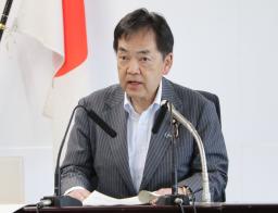 　記者会見する浅尾環境相＝２０日午前、環境省