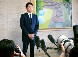 　兵庫県警に書類送検されたことを受け、記者団の取材に応じる斎藤元彦知事＝２０日午後、兵庫県庁