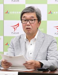 　記者会見する札幌証券取引所の長野実理事長＝２０日午後、札幌市