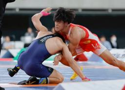 　男子グレコローマン８２キロ級決勝　掛川零恩（左）を破り優勝した吉田泰造＝東京体育館