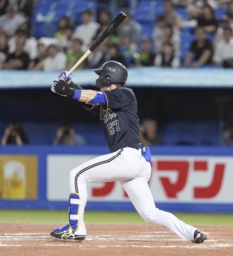 　１０回オリックス１死二、三塁、代打中川が右越えに決勝打となる２点二塁打を放つ＝神宮