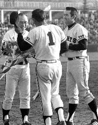　１９７４年１１月２０日、静岡市の草薙球場で開かれた巨人の監督・川上哲治さん（左）の退任セレモニーで、王貞治さん（手前）とともに花束を贈る長嶋茂雄さん