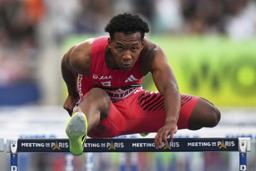 　第８戦の男子１１０メートル障害決勝で力走する村竹ラシッド＝パリ（ＡＰ＝共同）