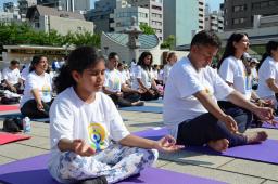 　「国際ヨガの日」に開かれたイベントでヨガをする子どもら＝２１日午前、東京都中央区の築地本願寺