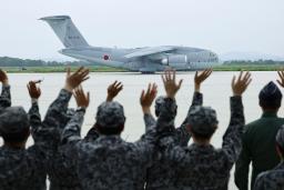 　邦人退避に備え、アフリカ東部ジブチに向け出発する航空自衛隊のＣ２輸送機＝２１日午後、鳥取県境港市の空自美保基地