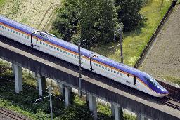 　東北新幹線で回送運転中に停車した最新型車両「Ｅ８系」＝１７日、栃木県那須塩原市