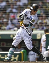 　１回阪神１死一、二塁、佐藤輝が中前に先制打を放つ＝甲子園