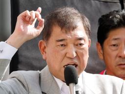 　東京都議選の選挙戦最終日、街頭演説で支持を訴える自民党総裁の石破首相＝２１日午後、東京都葛飾区