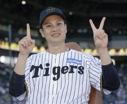 　史上２１人目の全球団勝利を達成し、ポーズをとる阪神・大竹＝甲子園