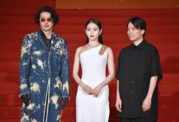 　上海国際映画祭の会場で撮影に応じる、映画「夏の砂の上」に出演した（左から）オダギリジョーさんと高石あかりさん、右は玉田真也監督＝２１日、中国上海市（共同）