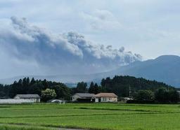 　宮崎、鹿児島県境にある霧島連山・新燃岳から上がる噴煙＝２２日午後、宮崎県小林市から撮影（和良組のＸから）